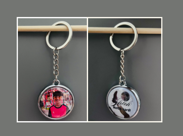 Rund nøglering med personligt foto – Dobbeltsidet design